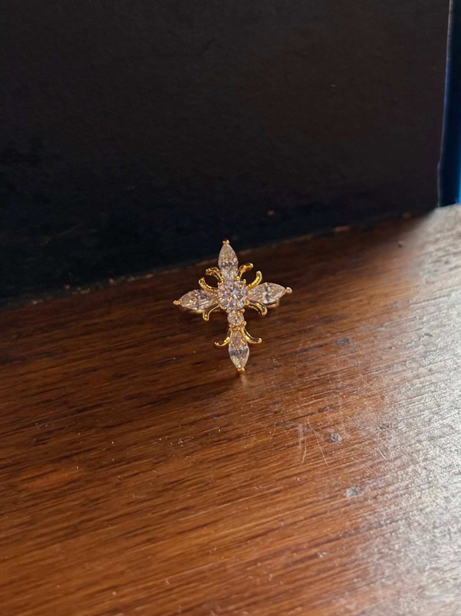Cross My Heart Earcuff Gold
